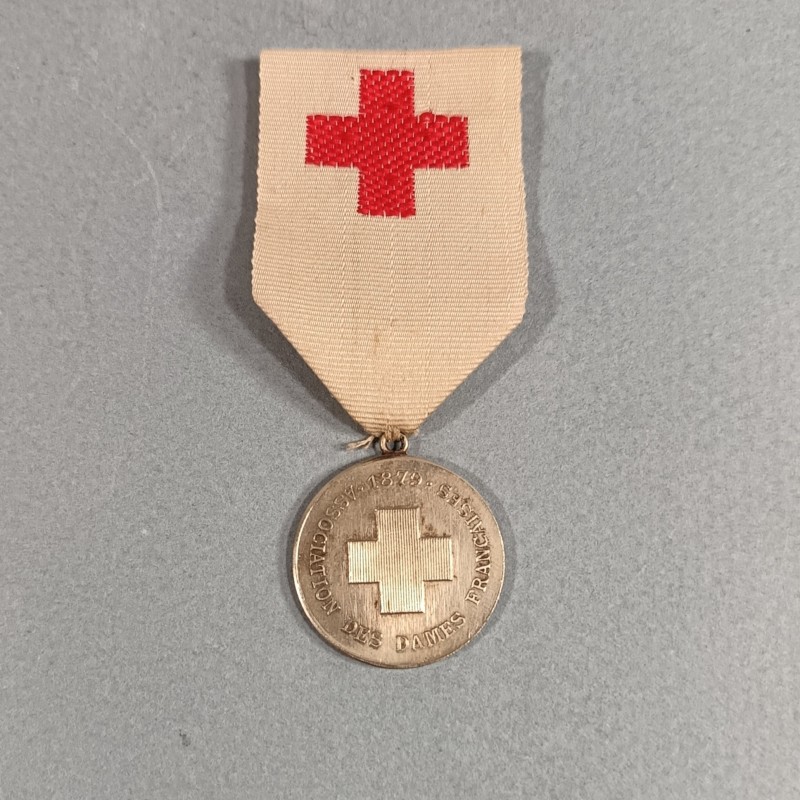 CROIX ROUGE PETITE MEDAILLE COMMEMORATIVE DE LA CREATION DE L'ASSOCIATION DES DAMES FRANCAISES 1879